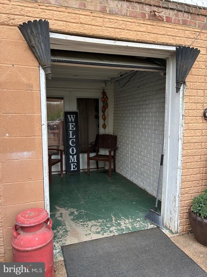 150 N Hayfield Rd - Photo 2 of 9