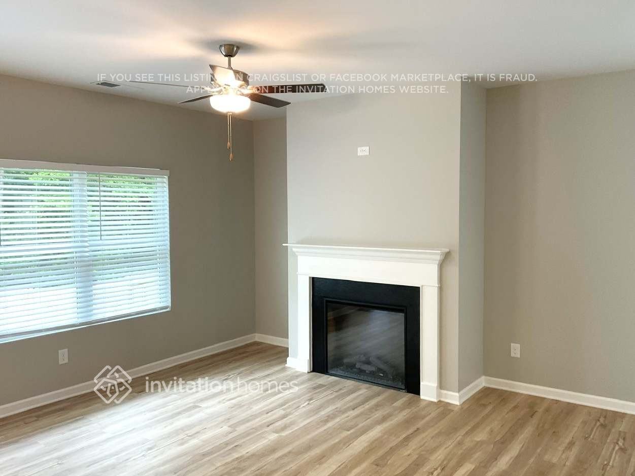 131 W Woodland Mnr - Photo 2 of 11