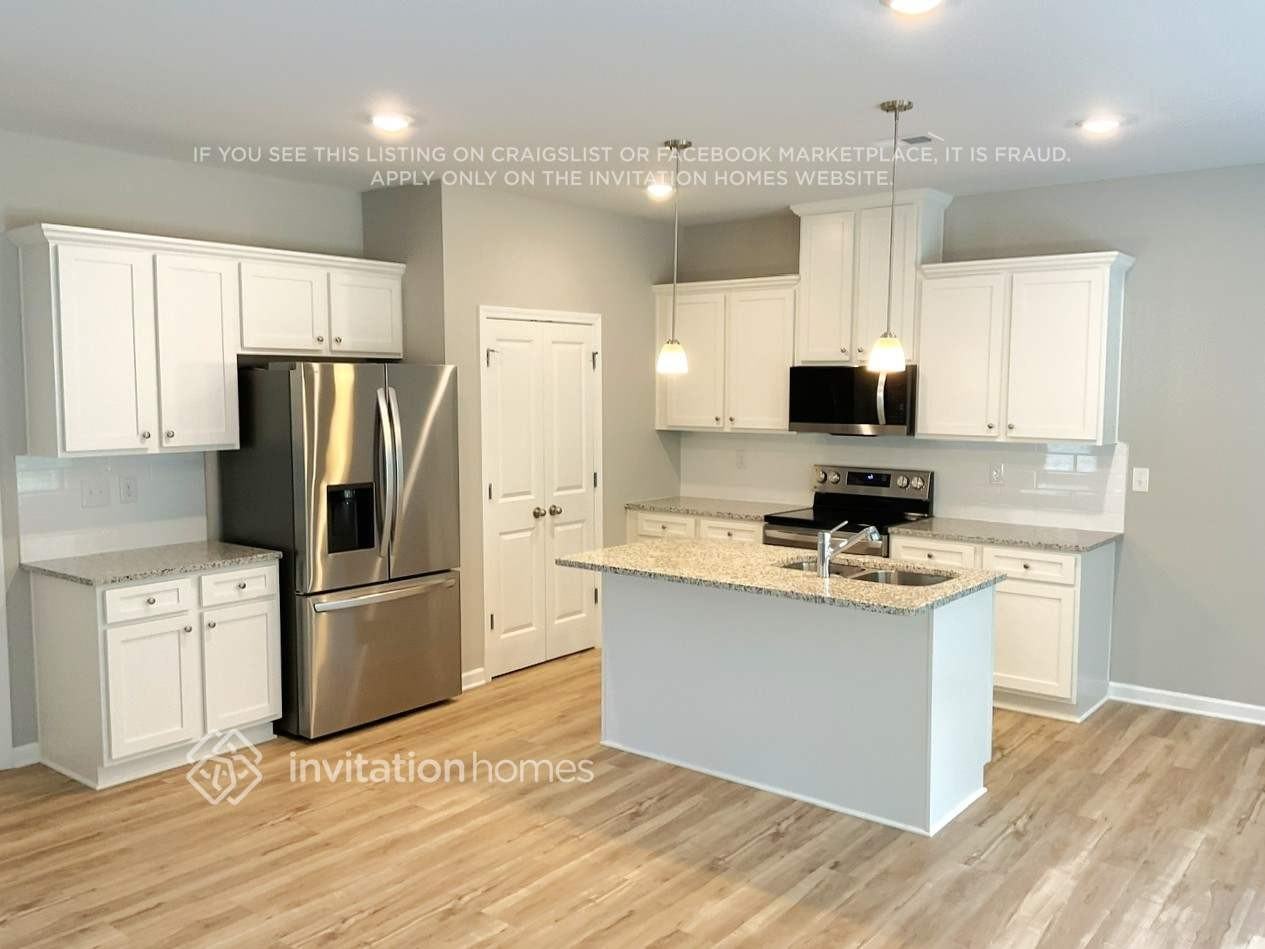131 W Woodland Mnr - Photo 3 of 11