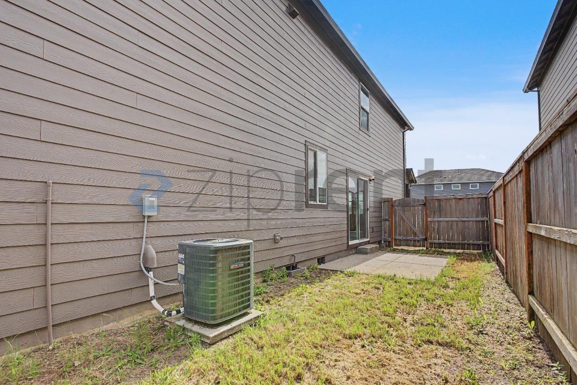 555 Stoller St - Photo 6 of 27
