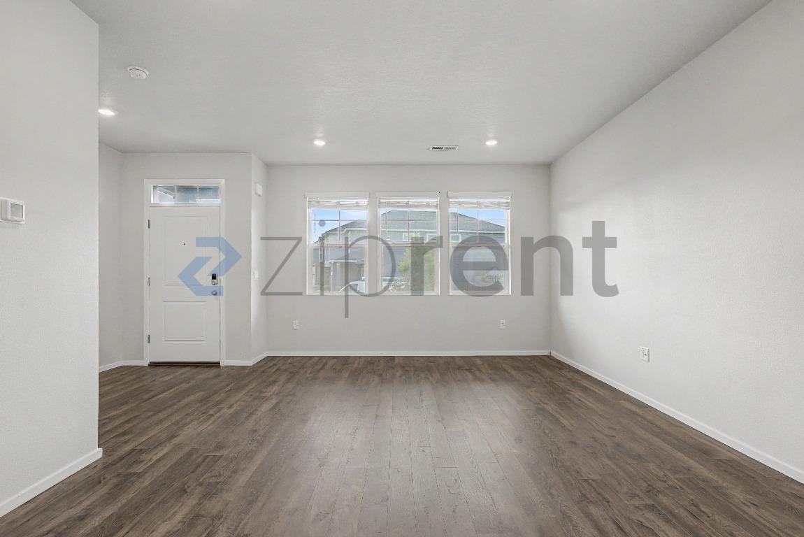 555 Stoller St - Photo 4 of 27