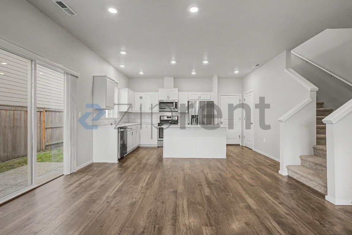 555 Stoller St - Photo 5 of 27