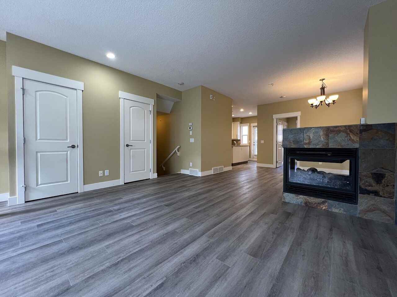 2306 17a St Sw - Photo 2 of 28