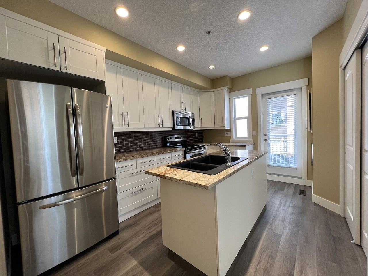 2306 17a St Sw - Photo 3 of 28
