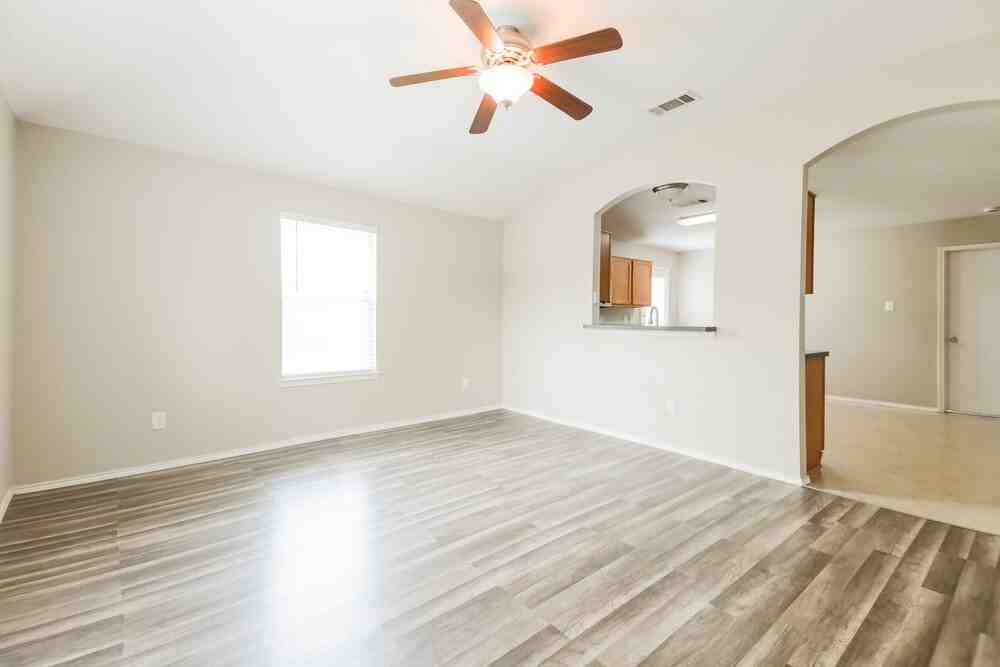 813 Huddleston Ct - Photo 5 of 16