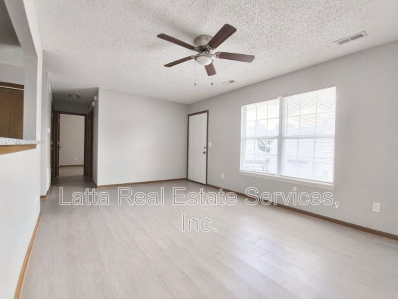 408 S Johnson Dr - Photo 2 of 7