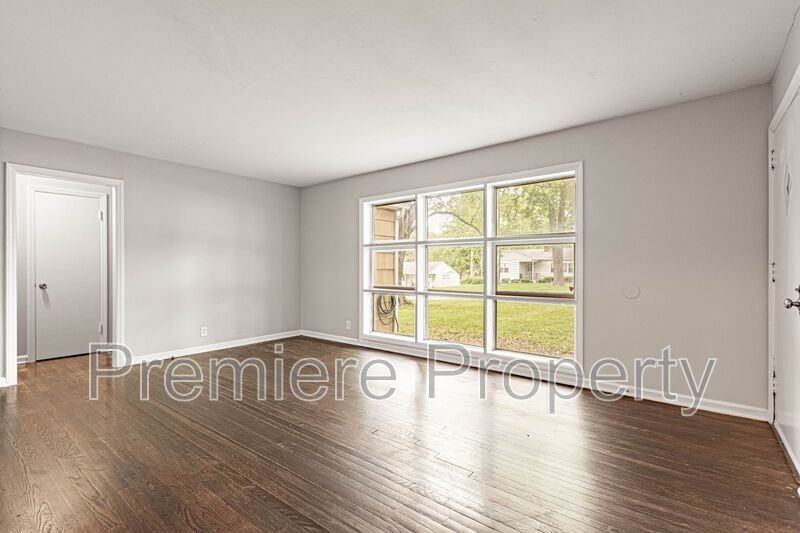 10512 E 60th Ter - Photo 2 of 9