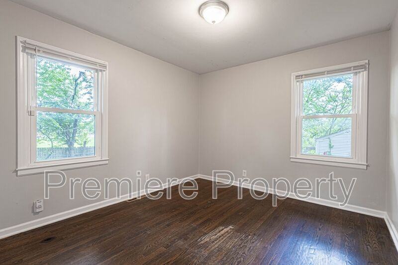10512 E 60th Ter - Photo 6 of 9