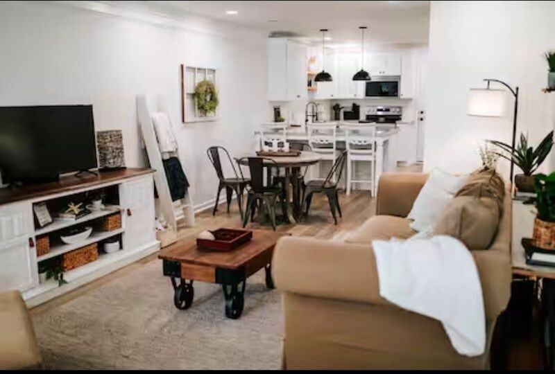 129 N Peter St - Photo 2 of 12