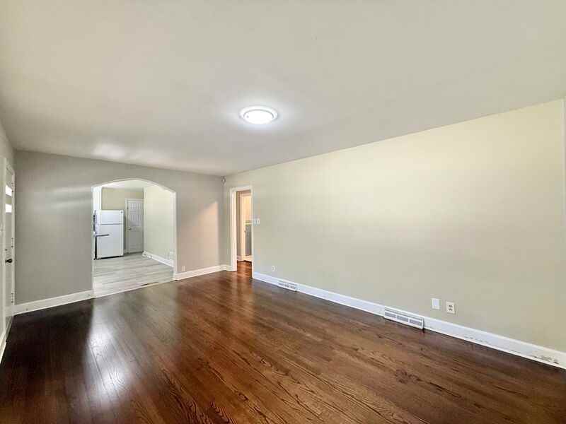 2801 Ashe St - Photo 3 of 21