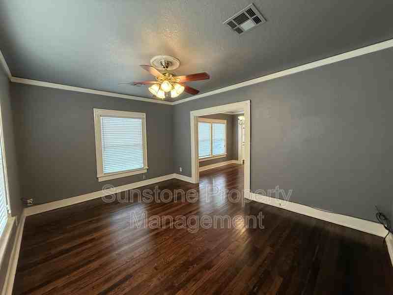 223 S Evanston Ave - Photo 3 of 21