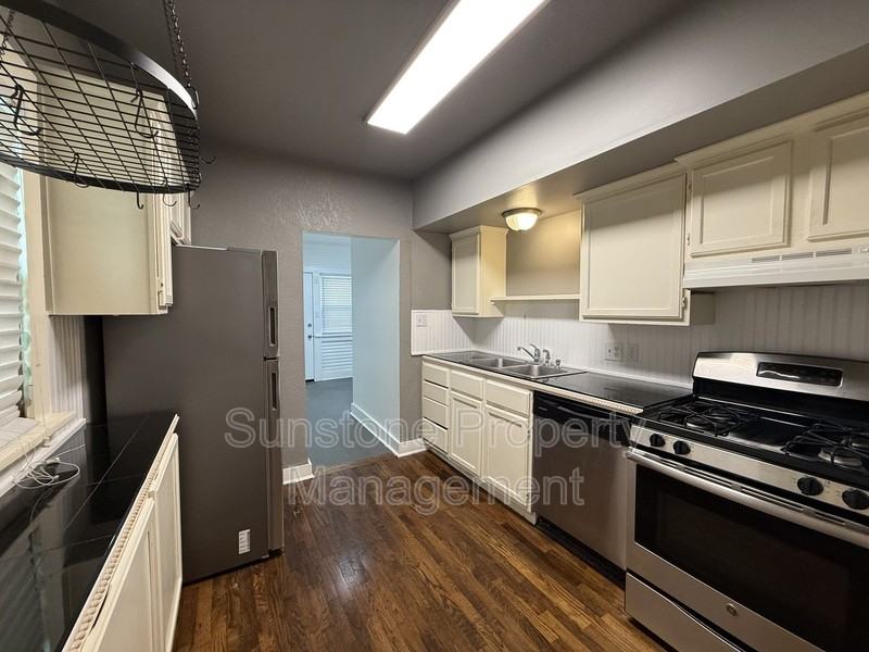 223 S Evanston Ave - Photo 5 of 21