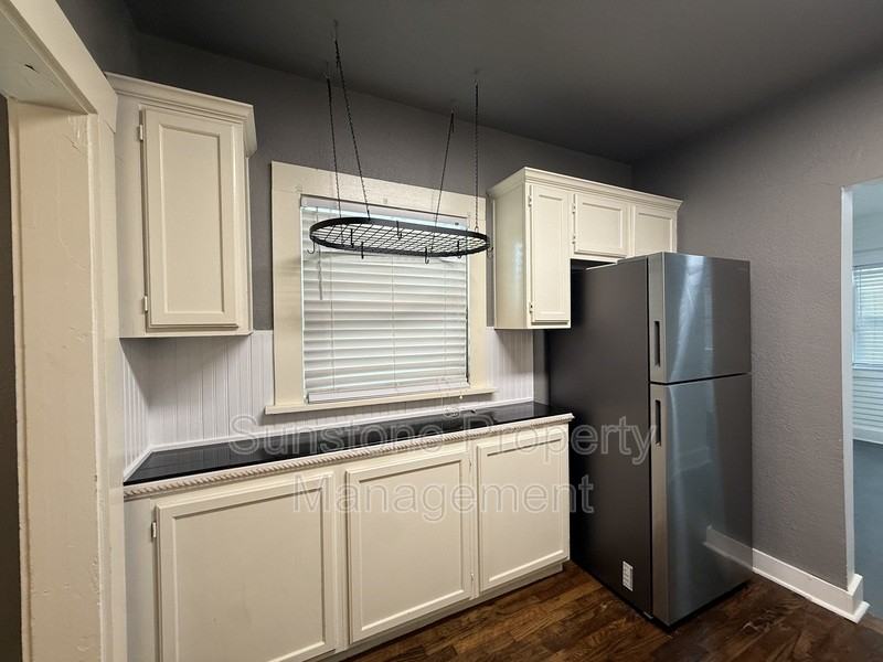 223 S Evanston Ave - Photo 7 of 21