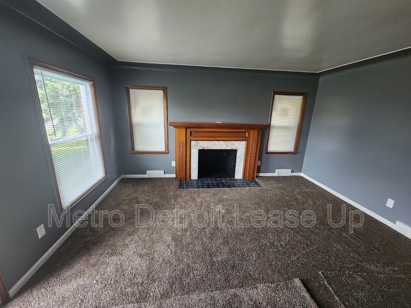 19419 Westphalia St - Photo 3 of 10