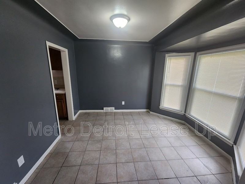 19419 Westphalia St - Photo 4 of 10