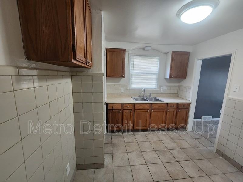 19419 Westphalia St - Photo 5 of 10
