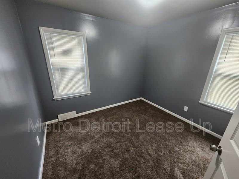 19419 Westphalia St - Photo 7 of 10