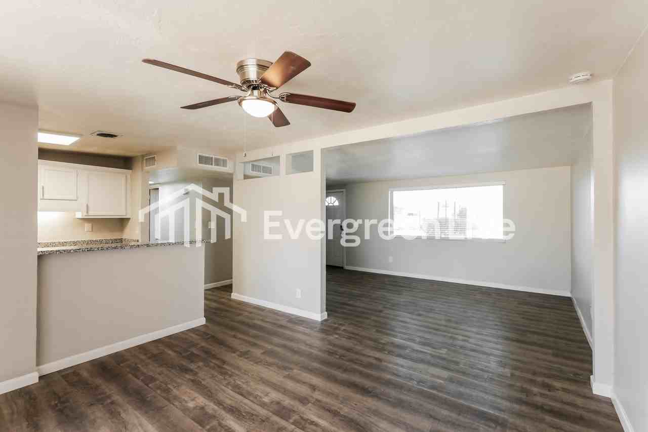 8056 E Victoria Dr - Photo 3 of 15