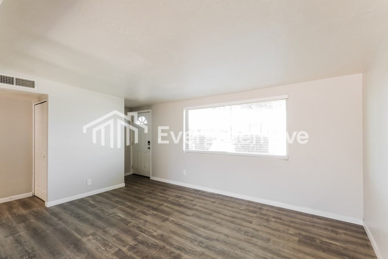 8056 E Victoria Dr - Photo 4 of 15