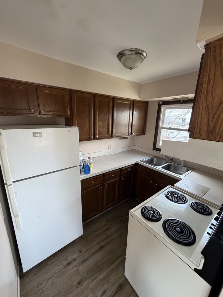 1320 East Lieg Avenue - Photo 2 of 5