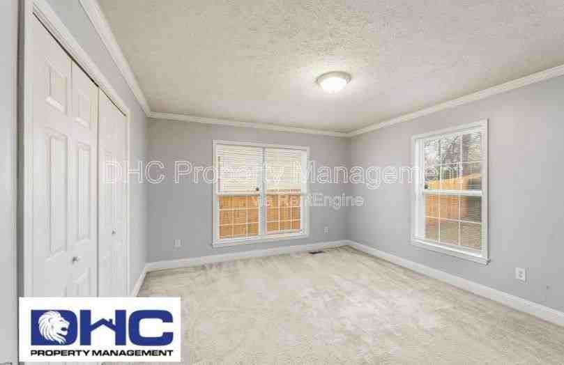 1352 Elizabeth Ln - Photo 3 of 10