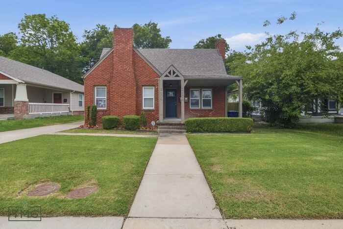 2606 E 7th St - Photo 3 of 21