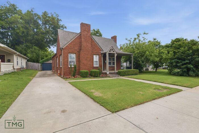 2606 E 7th St - Photo 4 of 21