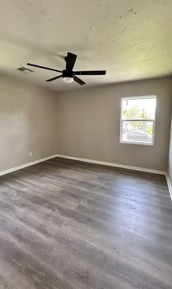 3905 Nw 23rd St - Photo 3 of 5
