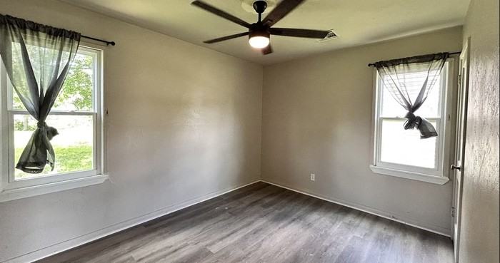 3905 Nw 23rd St - Photo 4 of 5