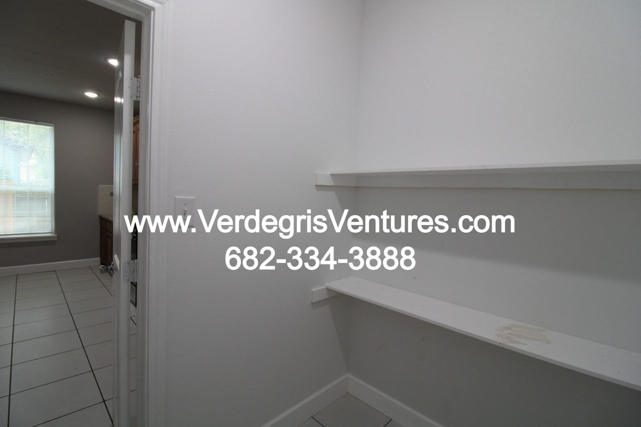 110 E Wilson St #B - Photo 3 of 13