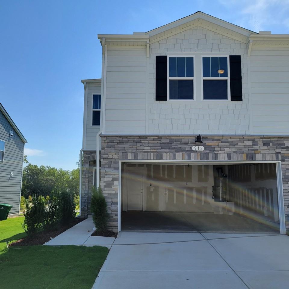 915 Field Ivy Dr - Photo 3 of 12