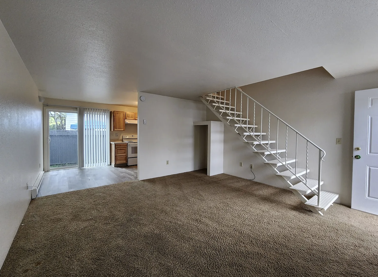 380 Sw Tunison Ave #1 - Photo 4 of 8