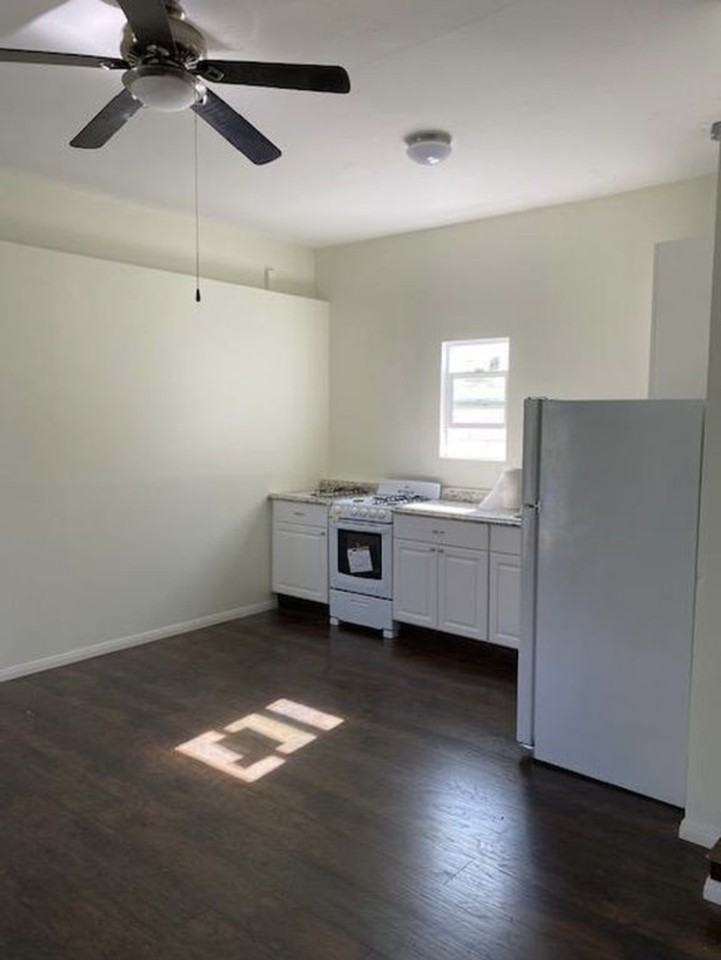 5086 Beech St - Photo 3 of 6
