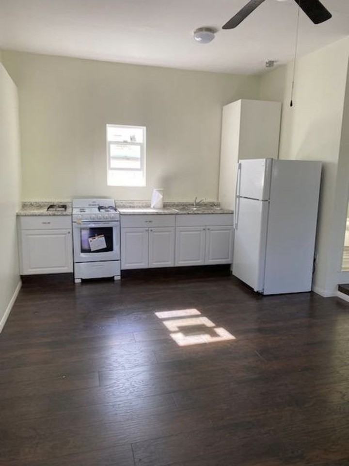 5086 Beech St - Photo 4 of 6