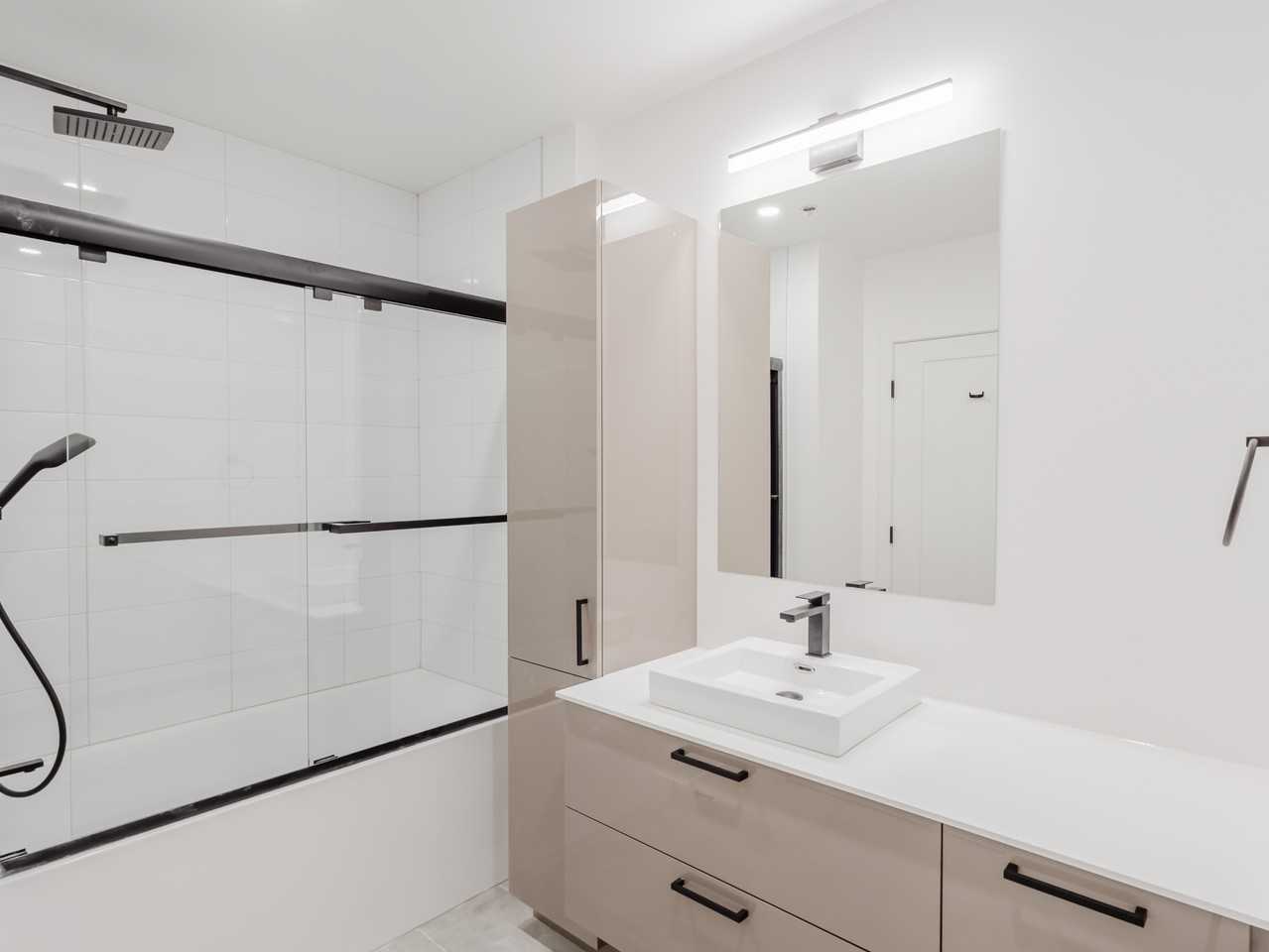 2015 Rue King Est #101 - Photo 7 of 10