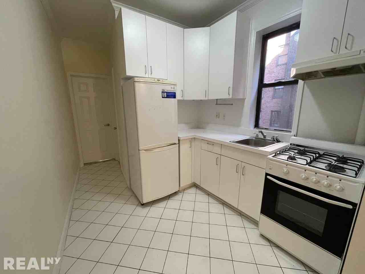 241 E 38th St #1D - Photo 3 of 7