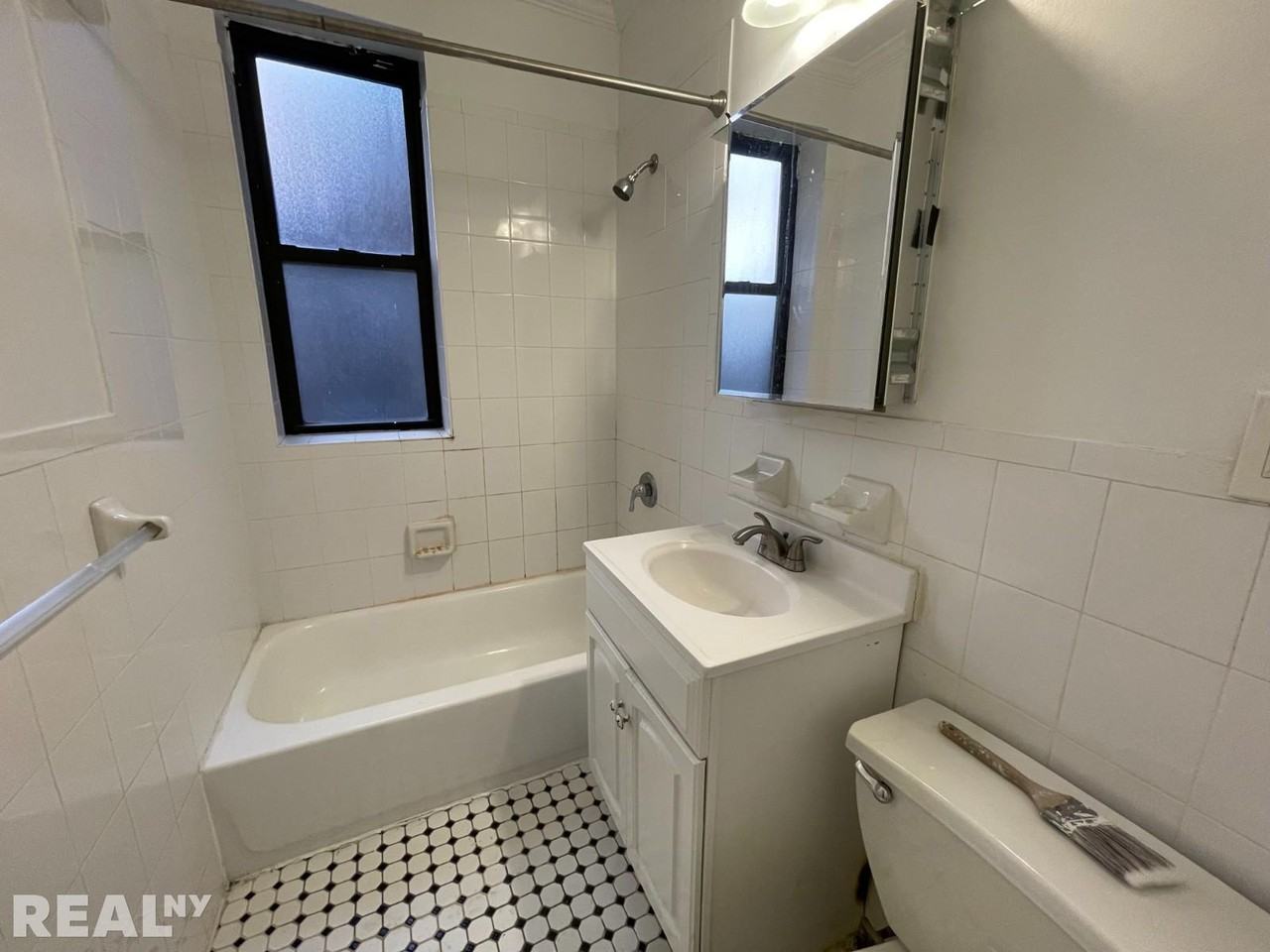 241 E 38th St #1D - Photo 4 of 7