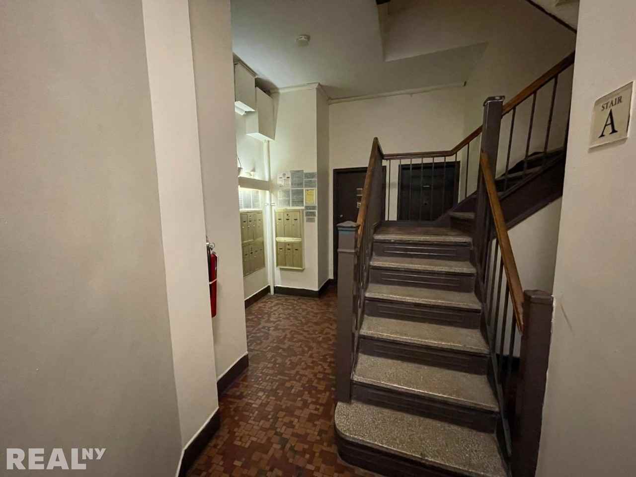 241 E 38th St #1D - Photo 5 of 7