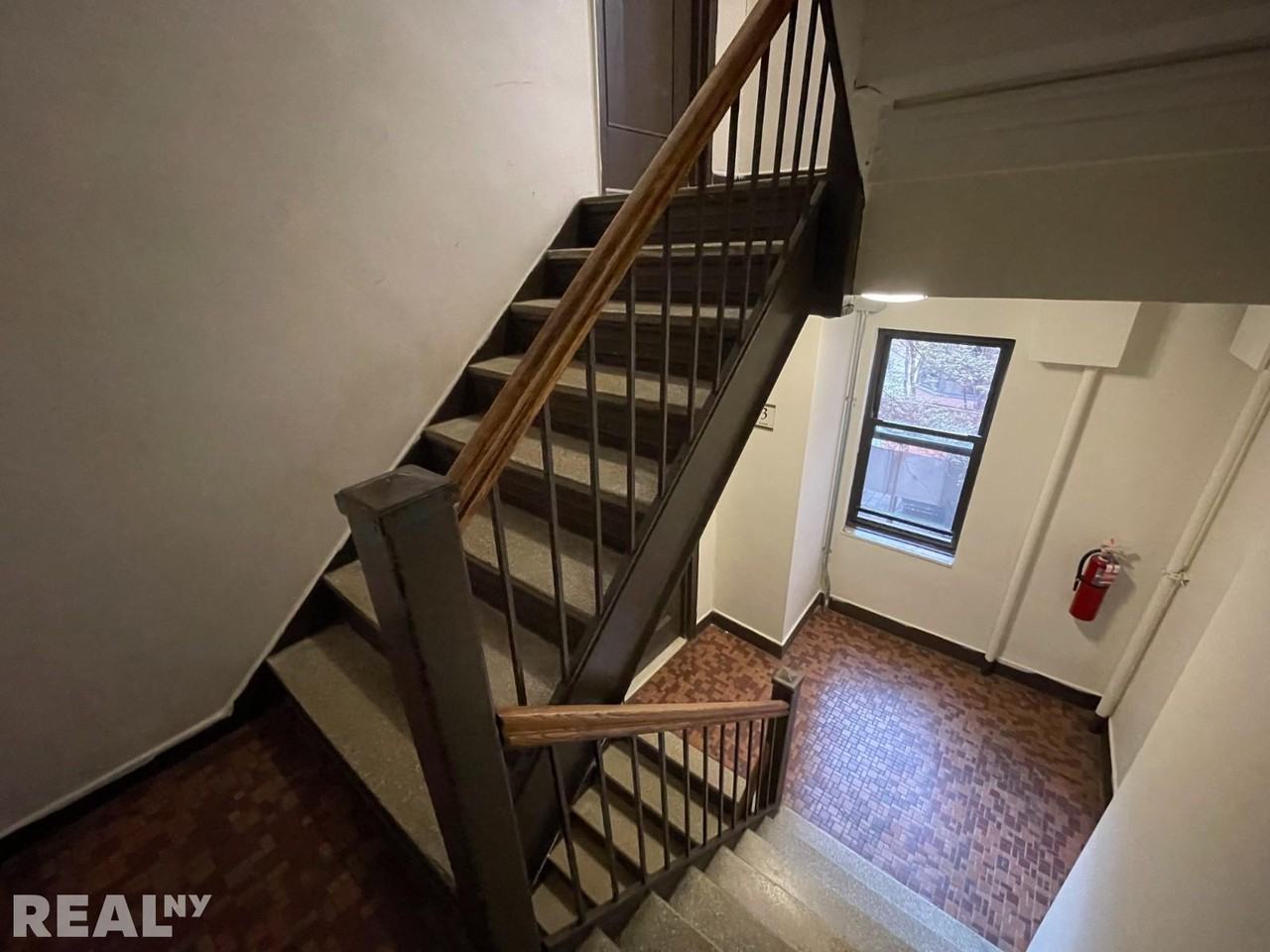 241 E 38th St #1D - Photo 6 of 7