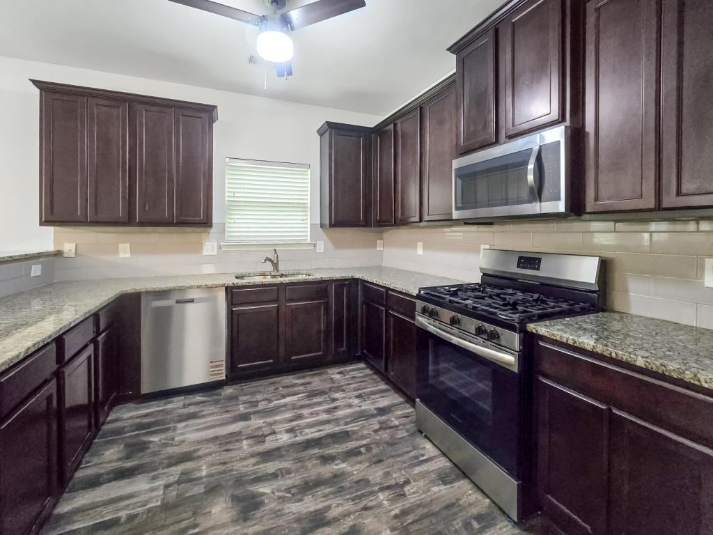 1437 Balvaird Dr - Photo 5 of 15