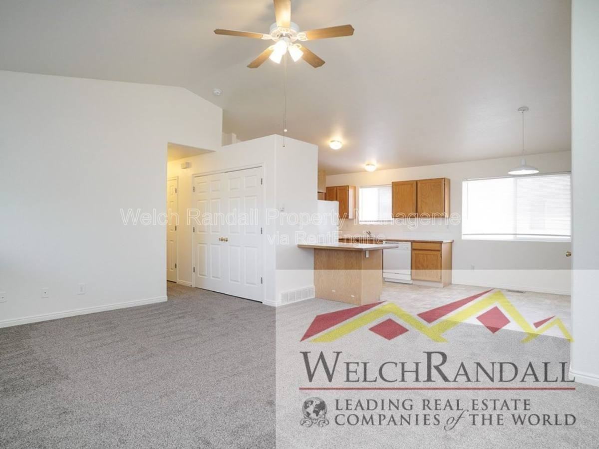 745 30th St - Photo 3 of 10