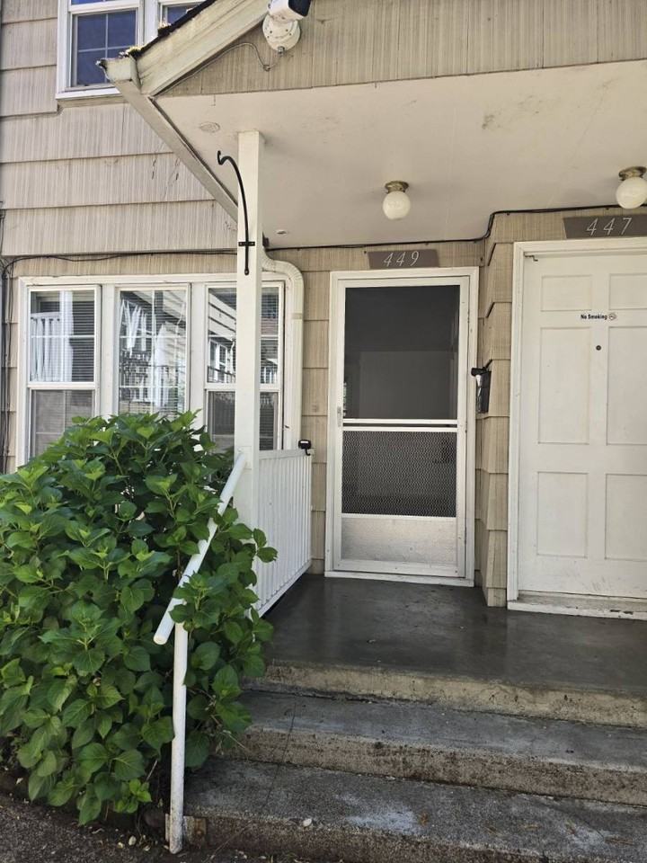 449 Ne Winchester St - Photo 2 of 10