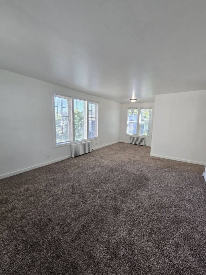449 Ne Winchester St - Photo 3 of 10
