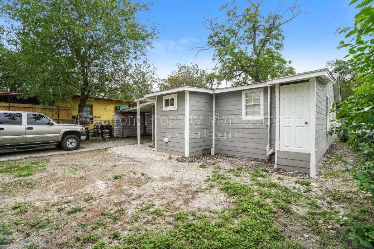 614 N Sabinas St - Photo 2 of 10