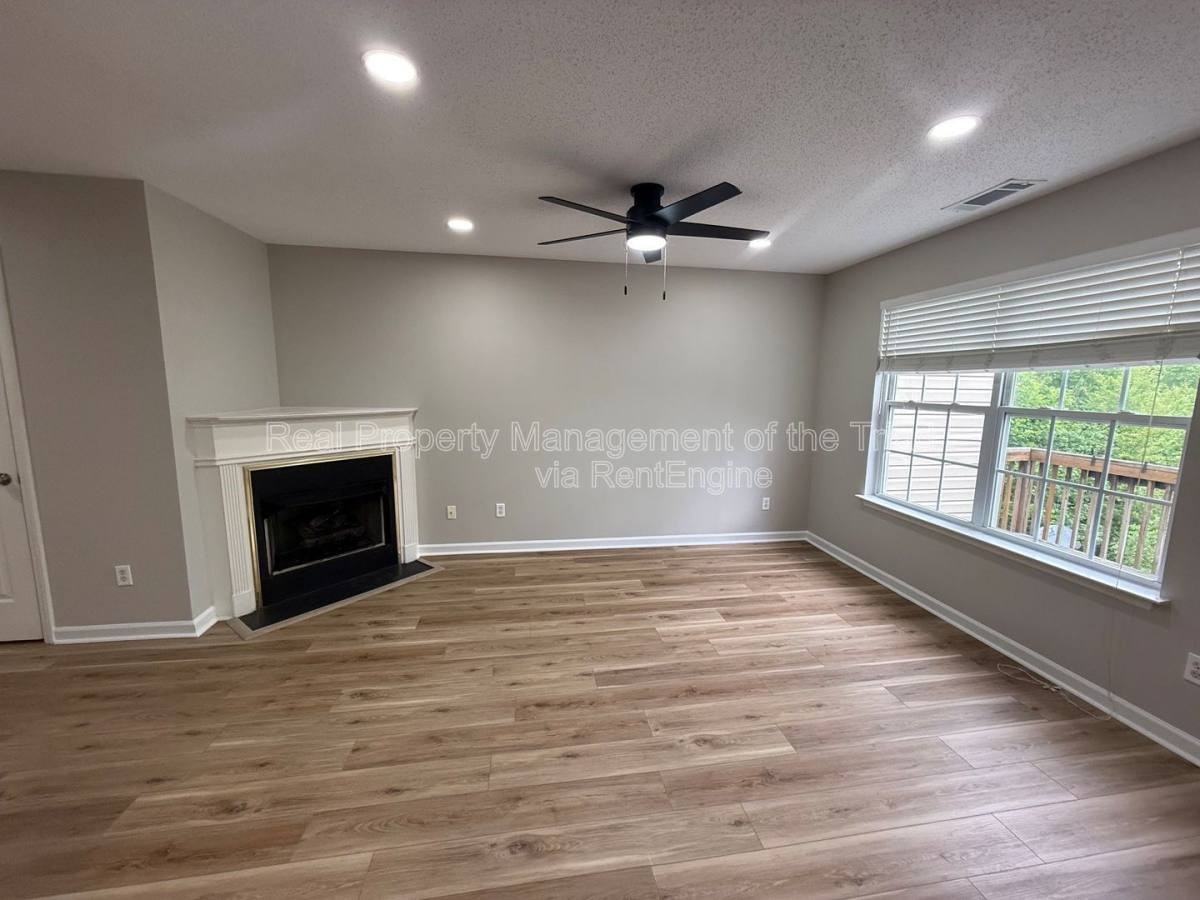 528 Oxford St - Photo 2 of 10