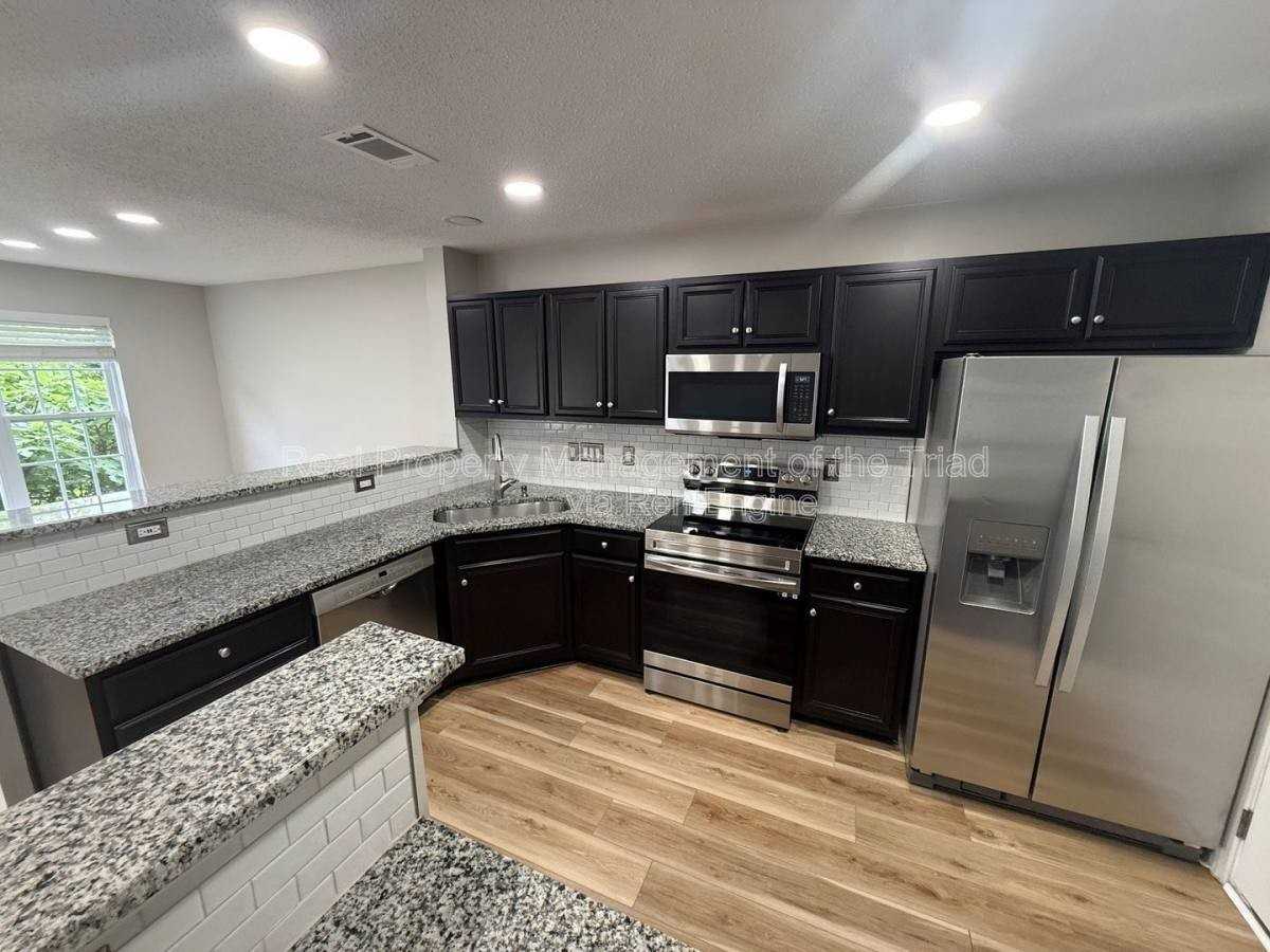 528 Oxford St - Photo 3 of 10