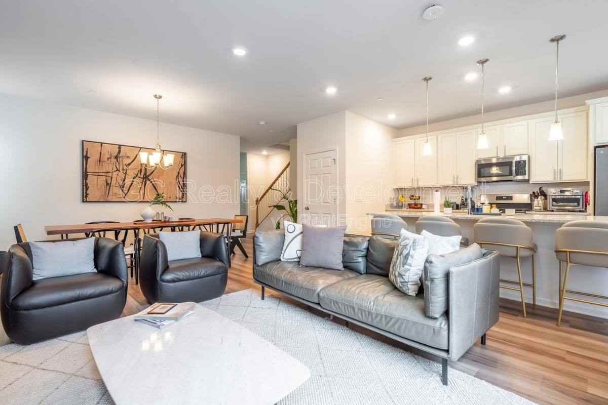 375 Didier Ct - Photo 3 of 10