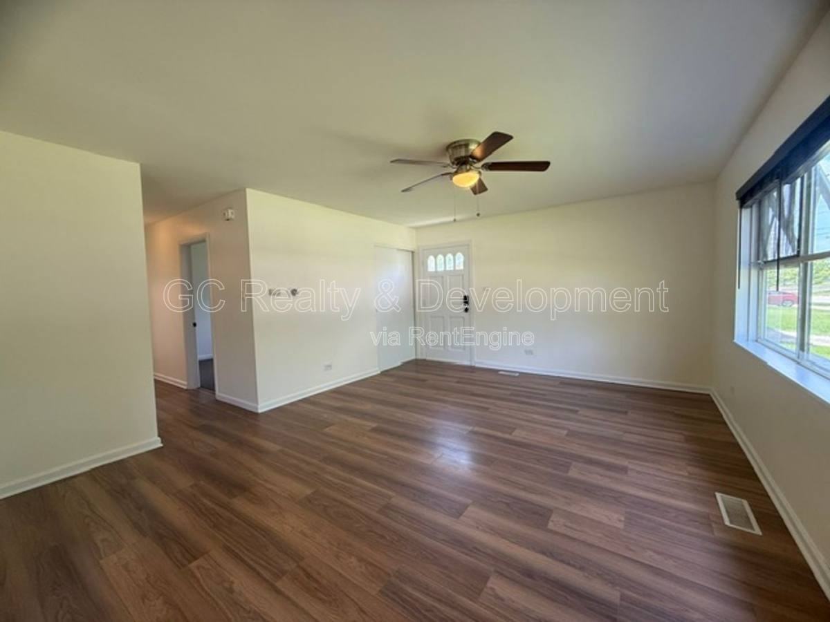 565 Kingman Ln - Photo 2 of 10
