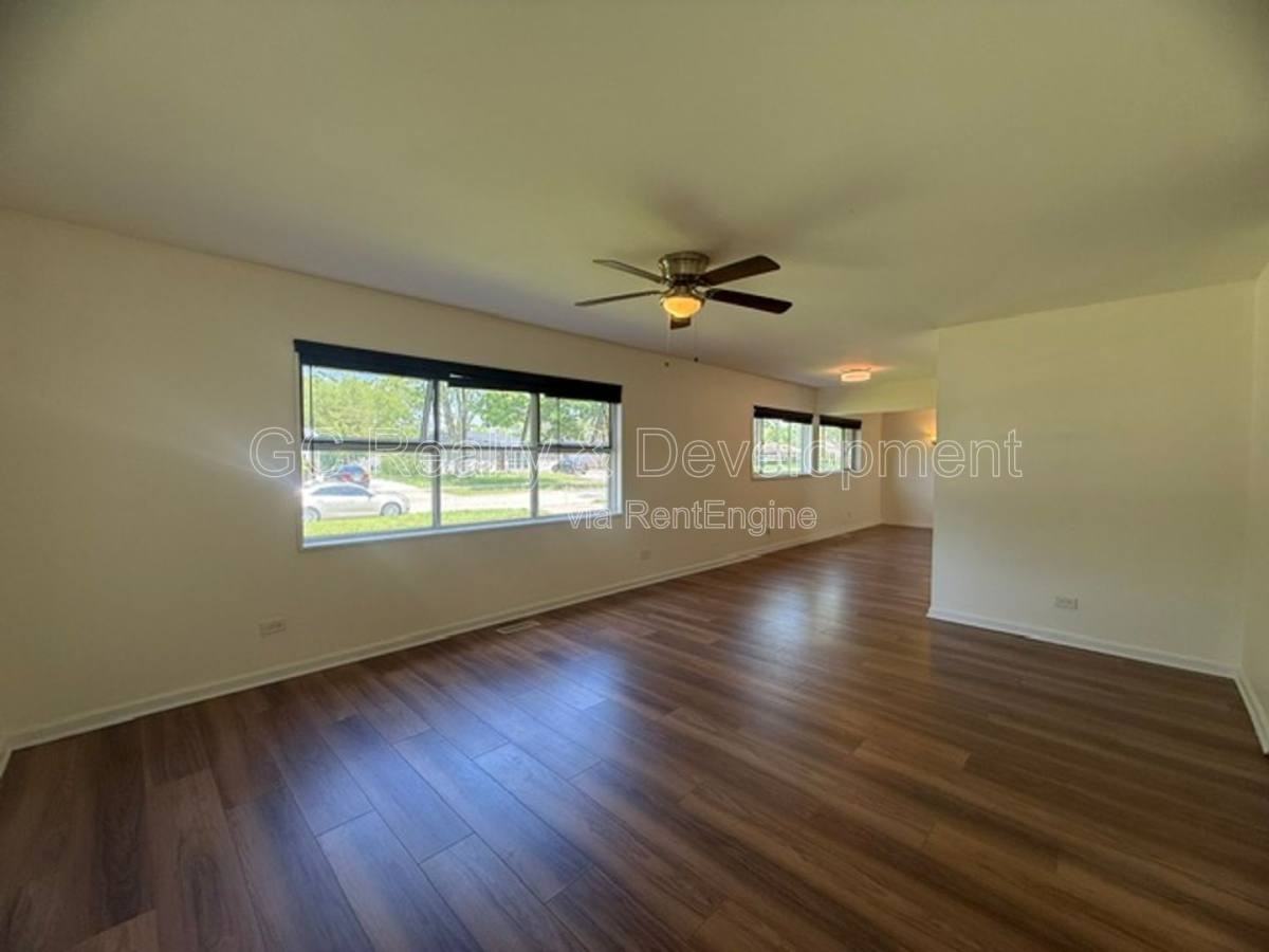 565 Kingman Ln - Photo 3 of 10