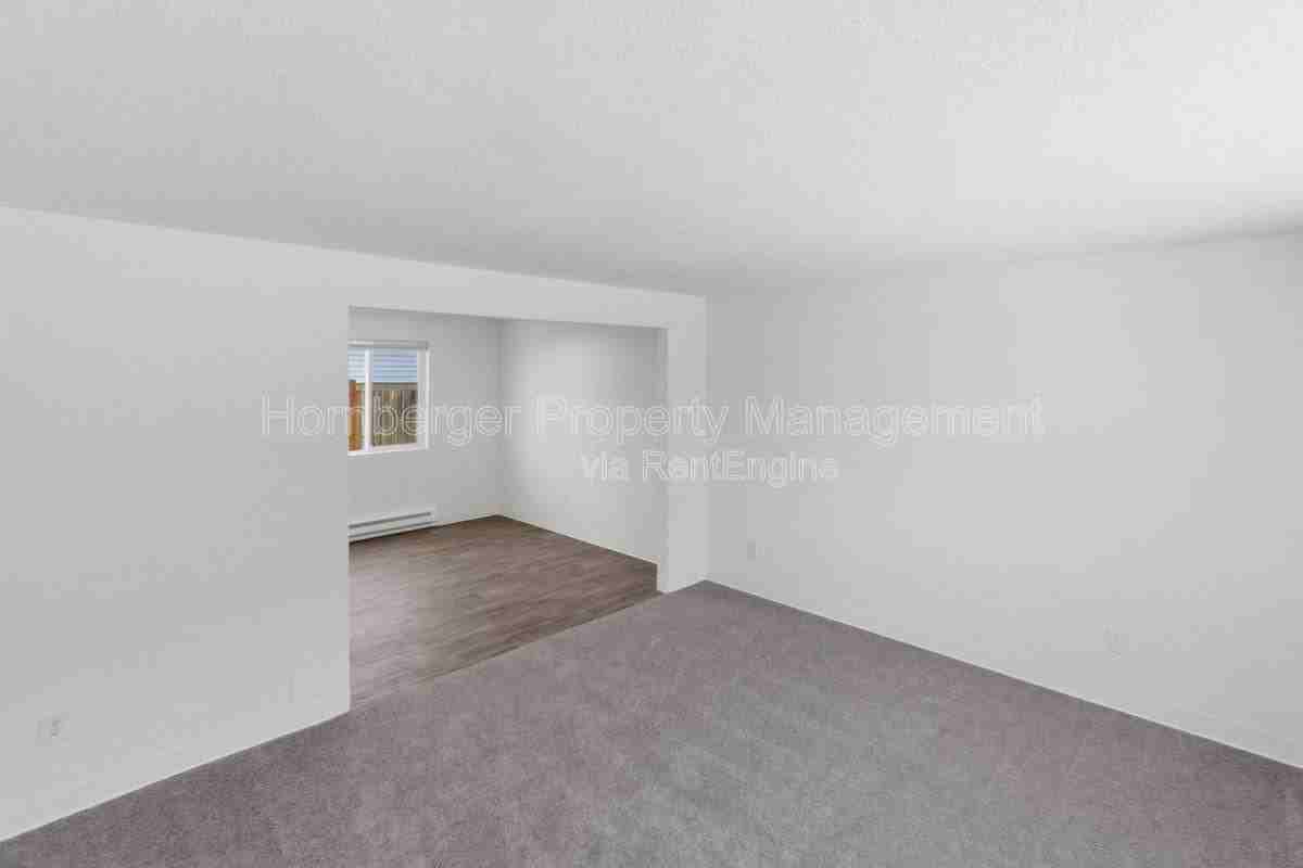 2011 E Desmet Ave - Photo 3 of 10